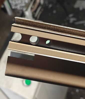 알루미늄 슬라이딩 프로필은 남아프리카 시장에 대한 파우더 코팅으로 제조됩니다.